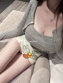 露西 22歲 D+罩杯：進房秒變飢渴蕩婦、床沿撅臀肥唇磨蹭、後方狠狠貫穿騷水直流實測