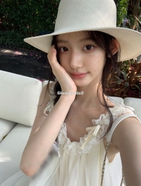 彤彤 21歲 C罩杯：純天然凹凸有型、初戀氣質校園女友、制服絲襪情趣解鎖實測