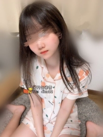 青青 19歲C：19歲嬌小可愛小隻馬！騷穴瘙癢難耐、太久沒被幹求開墾