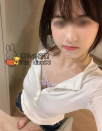 小程 21歲 C+罩杯：清純學生制服造型、白襯衫解扣露粉色內衣、跪地服從乖乖叫哥哥實測