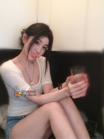 亦菲 23歲C罩杯：23歲最騷人妻全面解禁！體驗淫蕩人妻超大巨乳柔軟好揉、解鎖可口爆後
