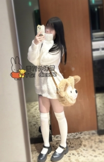熊熊 20歲 C罩杯：20歲極品粉嫩穴肉肥美、水多又甜、招牌騎乘位扭腰瘋狂噴水實測