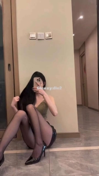 子璇 25歲 D罩杯：天生多汁體質、淫水流到大腿根、169cm 高挑名模