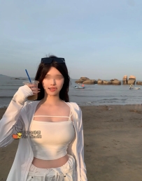 小靜 22歲E罩杯：極品豪乳視覺盛宴！擁曼妙身姿、乳房大更兼具彈性十足、細膩如絨的極