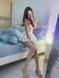 20歲甜美長直髮、看似清純超會夾、白嫩長腿讓你玩到腿軟