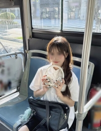 小薇 20歲/160cm：白襯衫學生妹、短裙下粉嫩誘惑，夾到你射滿