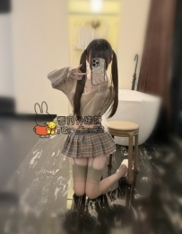 莉莉 19歲 C+罩杯：100%青春學生妹主動趴跪、長髮當韁繩任妳瘋狂抓甩、仰頭吞入接住所